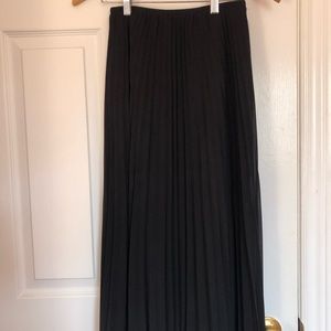 Aritzia black pleated midi skirt